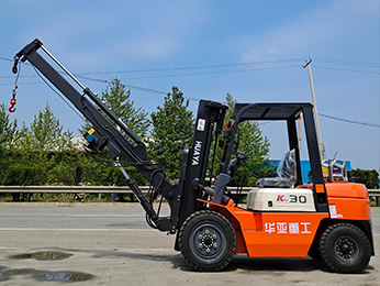 吊臂越野叉車