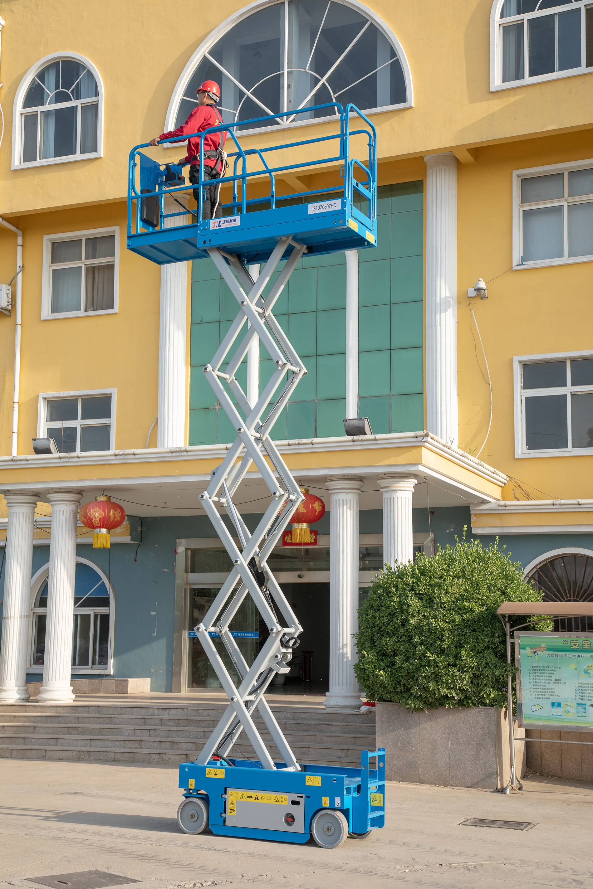 江河：8米剪叉式高空作業(yè)平臺(tái) 自行走升降平臺(tái)