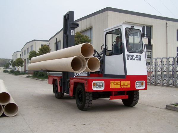 鎮(zhèn)江福馬內(nèi)燃側(cè)面叉車(裝運(yùn)車)
