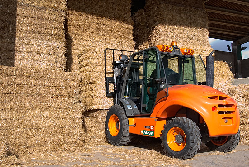 西班牙奧薩C300H內(nèi)燃越野叉車 C300H-granja-agricultura-2