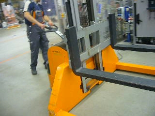 全電動(dòng)堆高車，寬腿型電動(dòng)堆高機(jī) SP15B