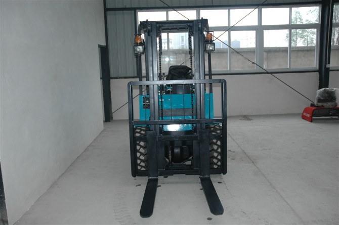 四川成叉3噸內(nèi)燃柴油平衡重液力叉車 CPCD30E
