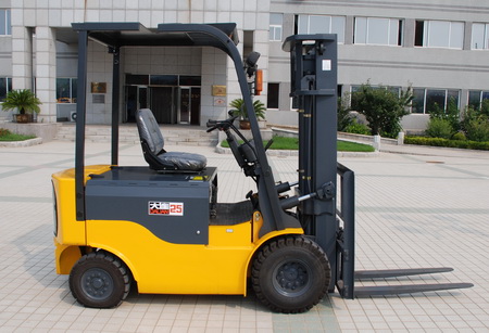 大連叉車(chē)2.5噸蓄電池叉車(chē)