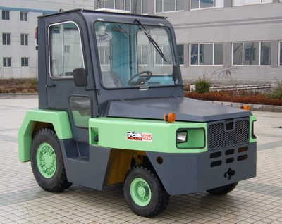 大連叉車2.5噸內(nèi)燃牽引車