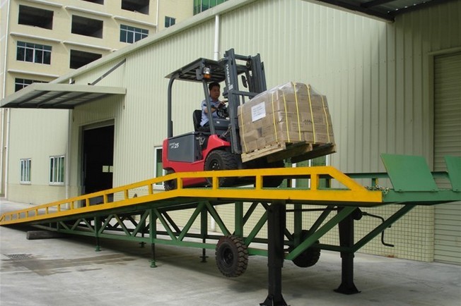 羅定普寧方便耐用機(jī)械式移動(dòng)登車橋輕便式移動(dòng)登車橋 DCQY-8T-10M